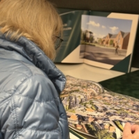 Dame kijkt in The Greens brochure