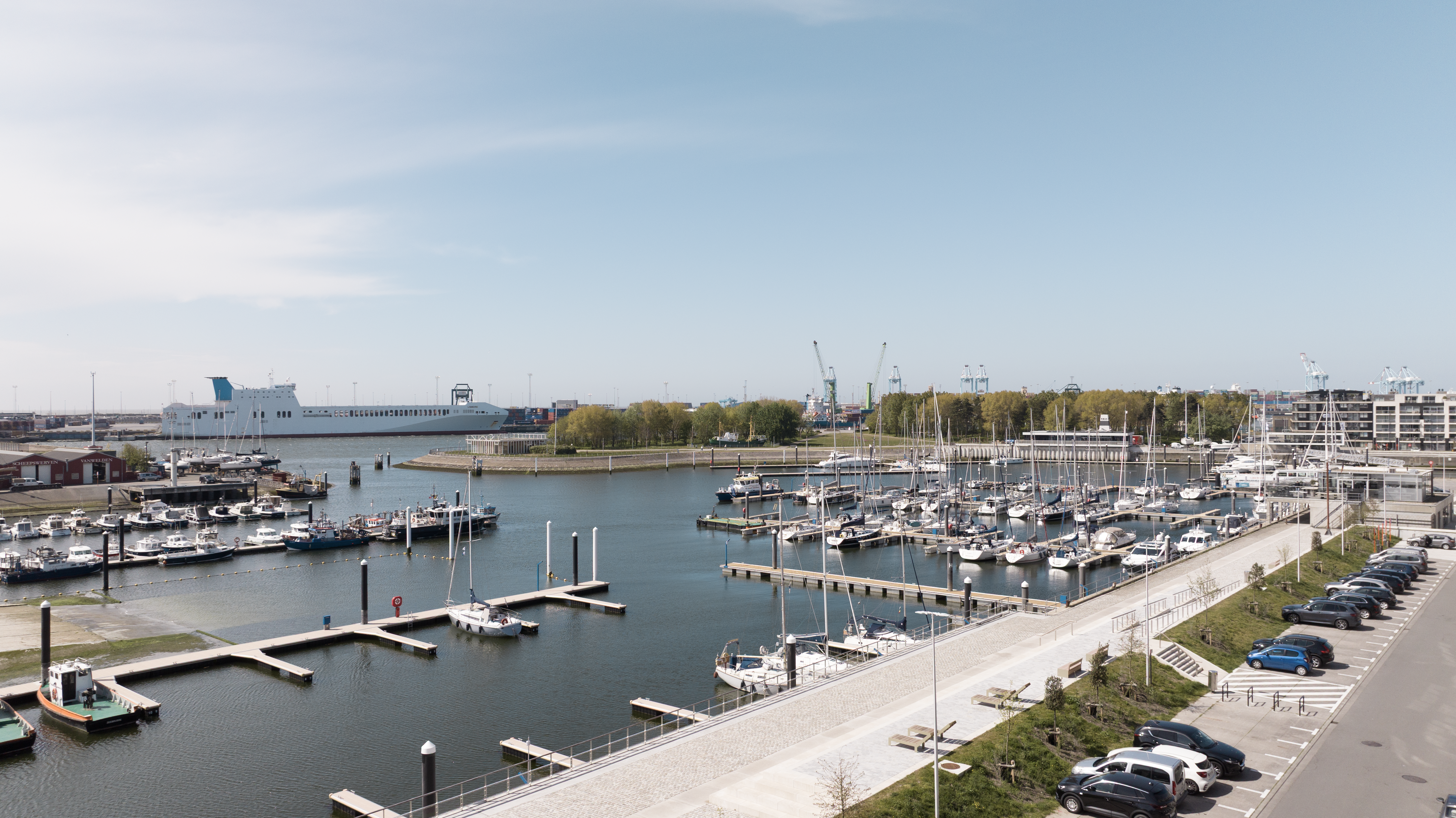 Dockside - zeebrugge - zicht op de jachthaven